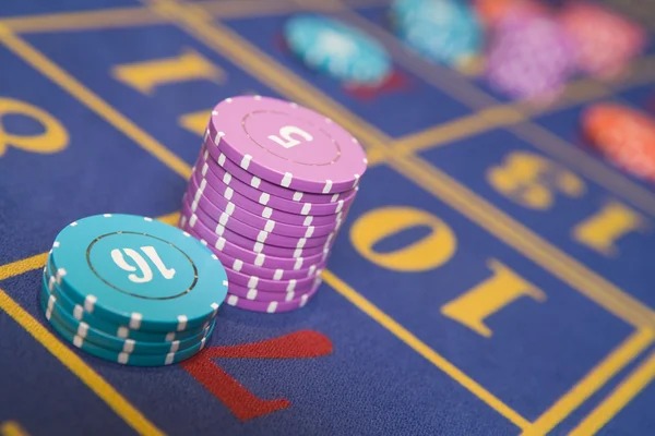 Live roulette wheel spinning at skater88 China Pools with betting layout visible